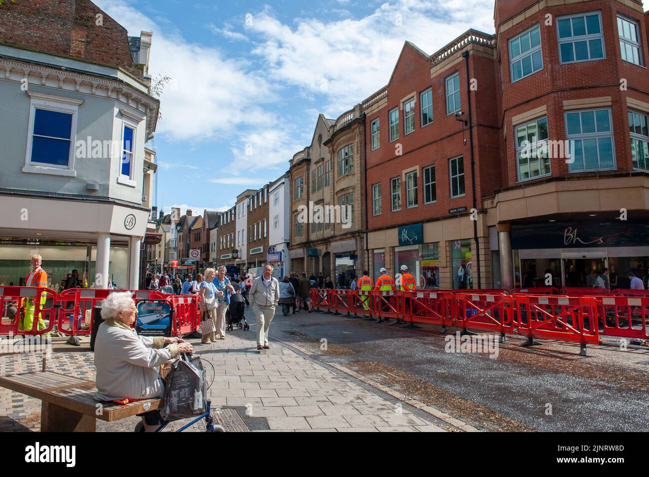 Le grand magasin Old BHS, en face de Beaverbrooks à Oxford - il y a des travaux routiers en cours avec des barrières errecrées le long de la rue. Banque D'Images