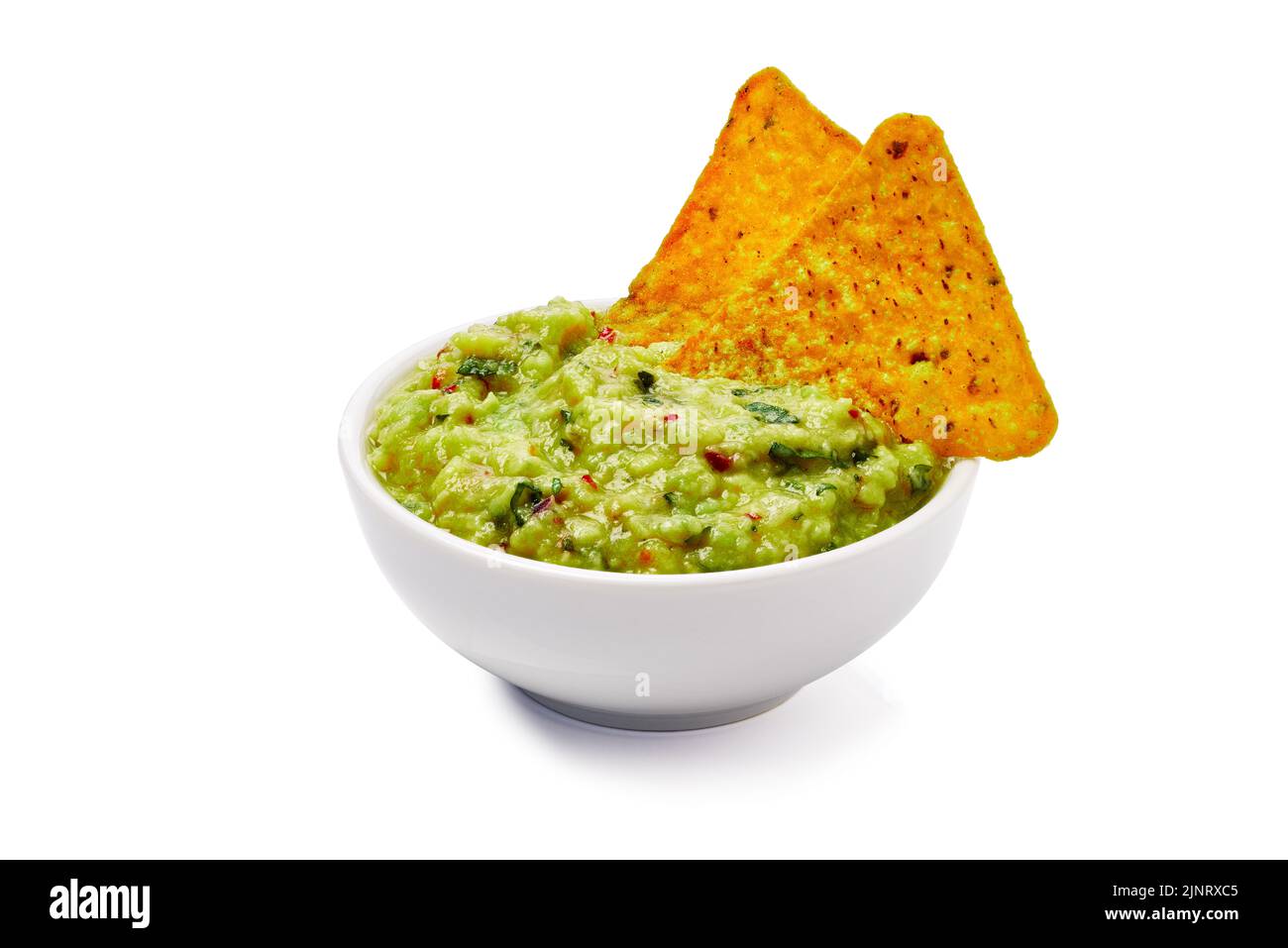 Bol de guacamole et de nachos frais sur fond blanc Banque D'Images