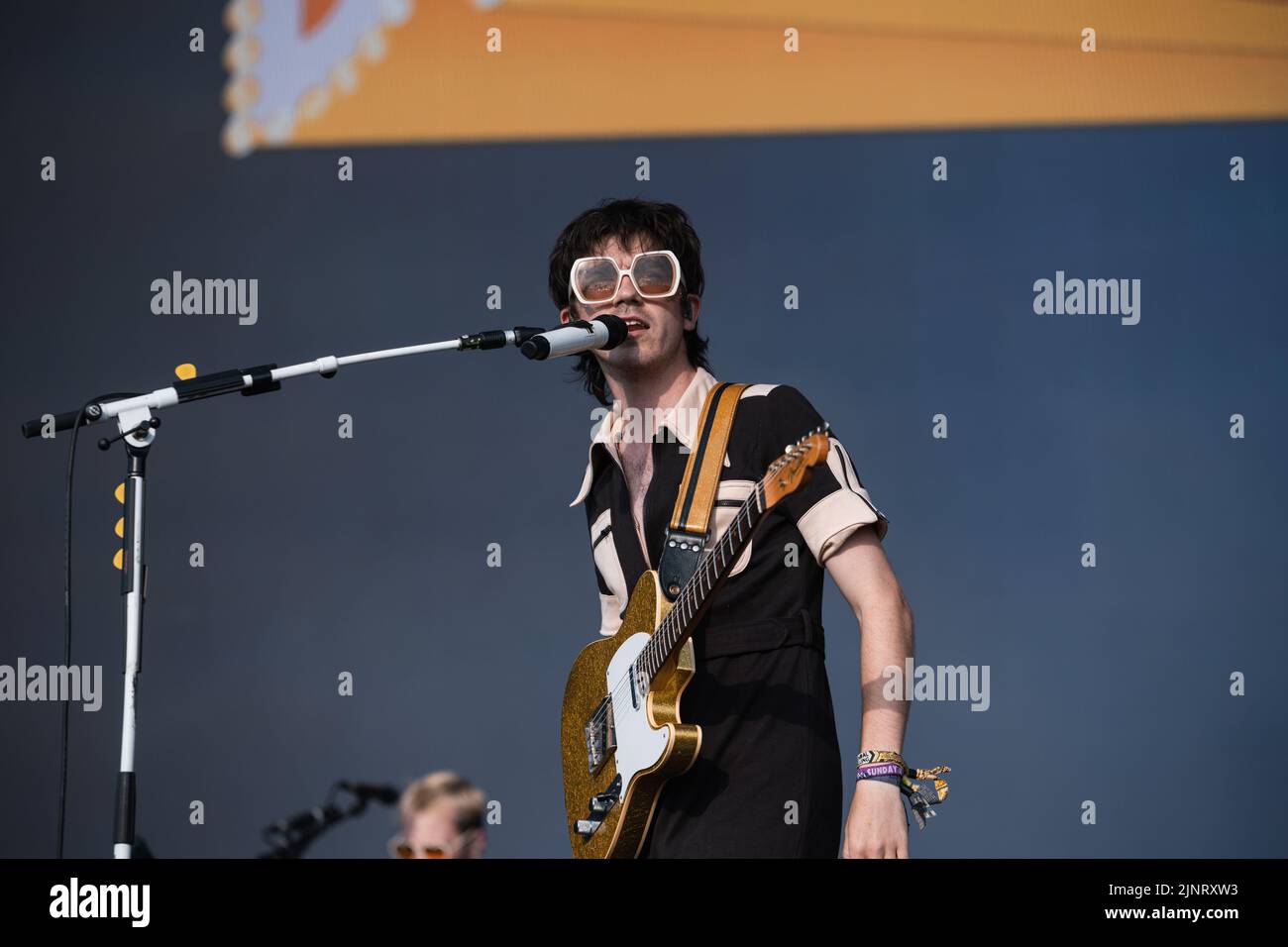 Newquay, Cornwall, Royaume-Uni. 13th août 2022. Declan McKenna se déroule sur la scène principale au Festival des Boardmasters 2022. Crédit : Sam Hardwick/Alamy. Banque D'Images