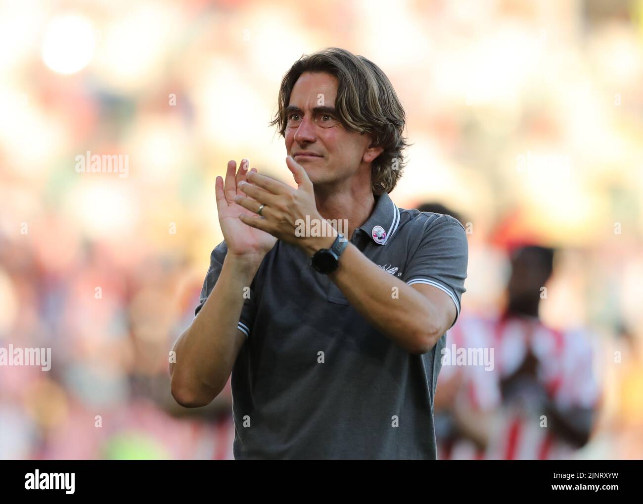 13th août 2022 ; Gtech Community Stadium, Brentford, Londres, Angleterre ; Premier League football, Brentford contre Manchester United ; Thomas Frank, directeur de Brentford, applaudit les fans de Brentford Banque D'Images