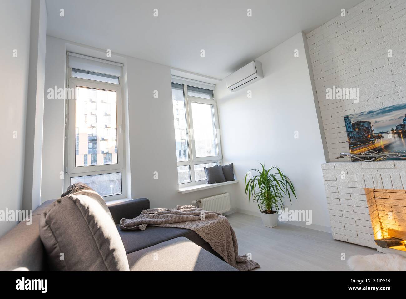 Décoration intérieure moderne minimaliste de style loft, gris foncé.  Cuisine, coin salon, espace de travail Photo Stock - Alamy