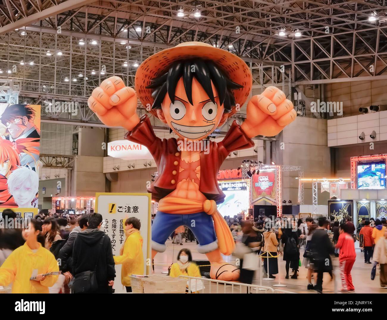 chiba, japon - décembre 22 2018 : énorme structure gonflable représentant le personnage Monkey D. Luffy portant son chapeau de paille de l'anime et manga seri Banque D'Images