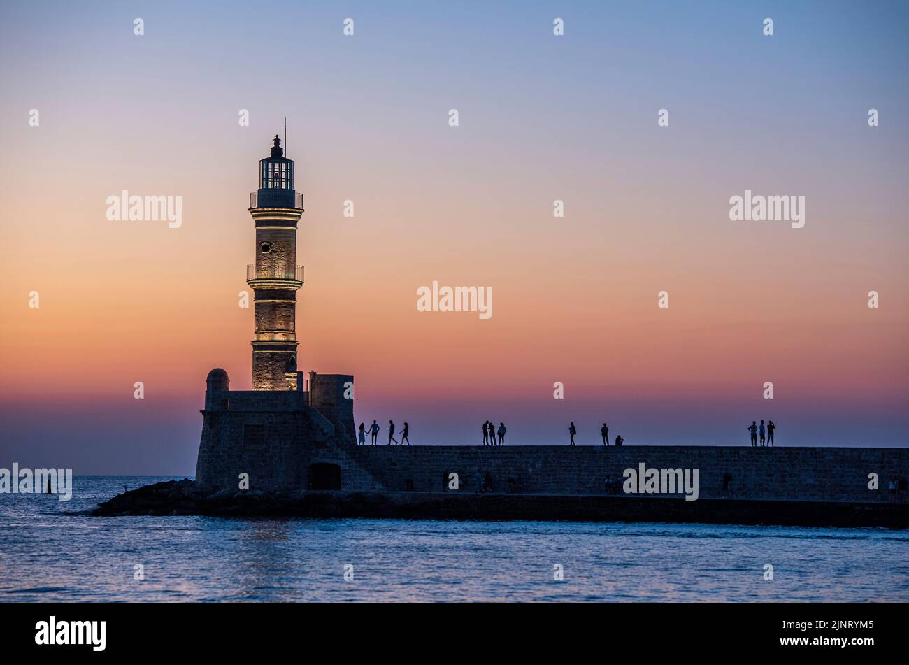 coucher de soleil sur le phare à l'entrée du port de chania sur l'île grecque de crète, magnifique coucher de soleil sur le phare historique de chania. Banque D'Images
