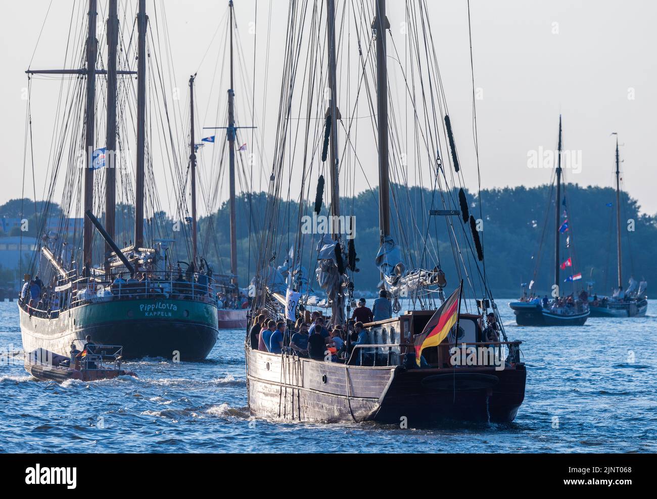 Rostock, Allemagne. 13th août 2022. Les voiliers historiques et les navires  traditionnels commencent dans la soirée dans le cadre de la Hanse Sail on  the Warnow pour des croisières sur la mer