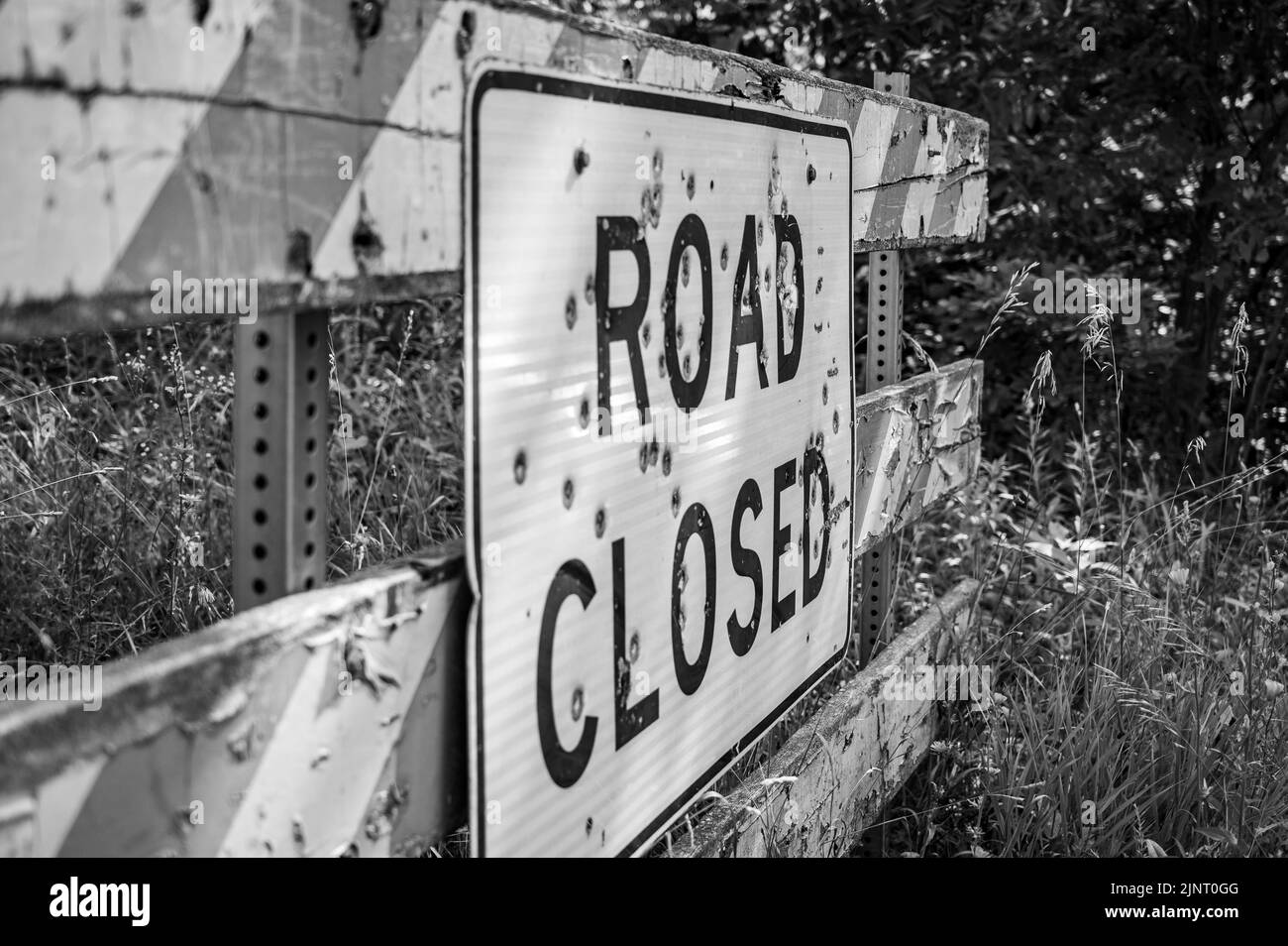 Buckshot Road a fermé le panneau en face d'un délavé pont Banque D'Images