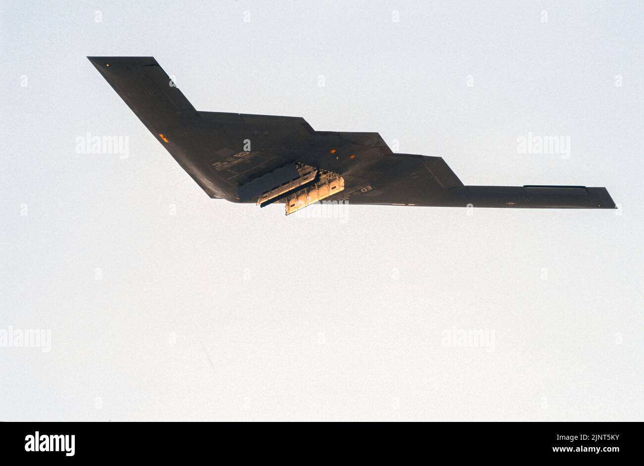 L'bombardier Northrup B-2 en vol avec les portes de la baie de la bombe ouvertes Banque D'Images