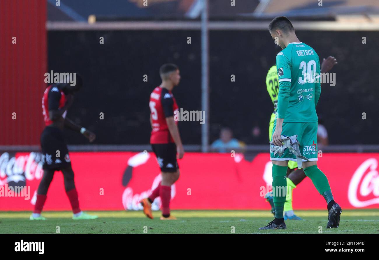 Les joueurs de RFC Seraing semblent découragés après avoir perdu un match de football entre RFC Seraing et Sporting Charleroi, samedi 13 août 2022 à Seraing, le 4 e jour de la première division du championnat belge de la « Jupiler Pro League » 2022-2023. BELGA PHOTO VIRGINIE LEFOUR Banque D'Images