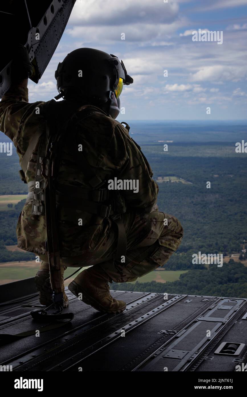 Les parachutistes de l'armée américaine et les parachutistes internationaux participent au concours international de Leapfest aéroporté à Exeter, Rhode Island, du 1 au 10 août 2022. Leapfest est le plus grand événement international d'entraînement et de compétition de parachutisme en ligne statique organisé par le Commandement de la troupe de 56th de la Garde nationale de l'Armée du Rhode Island afin de promouvoir l'entraînement technique de haut niveau et l'esprit de corps au sein de la communauté aéroportée internationale. (É.-U. Photos de la Garde nationale de l'armée par le candidat officier Deirdre Salvas) Banque D'Images