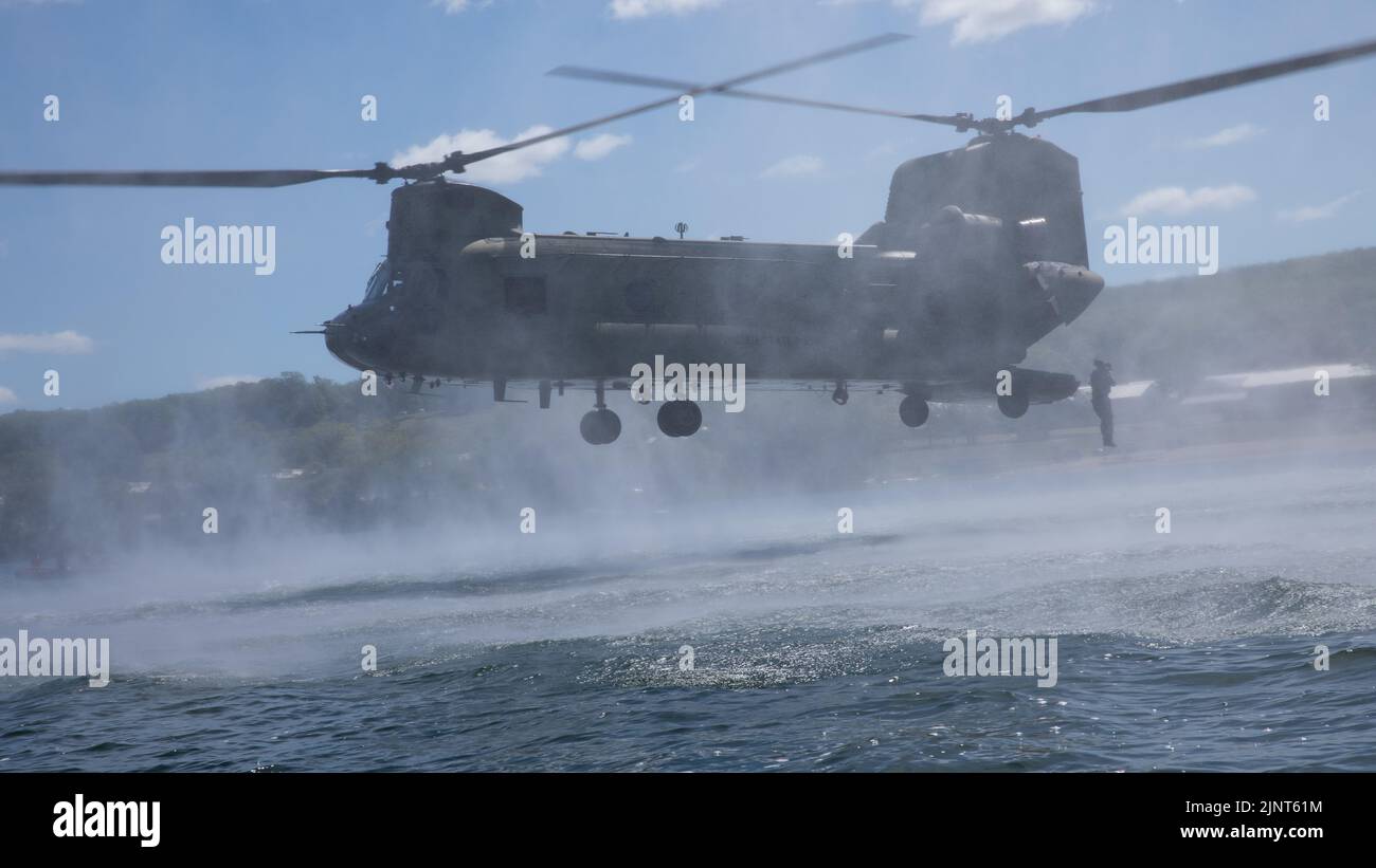 Les soldats DE l'armée AMÉRICAINE, affectés au groupe des 20th forces spéciales de la Garde nationale de l'Alabama, sortent du CH-47 Chinook pendant l'entraînement Helocast dans le cadre de l'exercice Northern Strike 22-2 au Camp Grayling, au Michigan, le 11 août 2022. Northern Strike est conçu pour mettre au défi environ 7 400 membres de service ayant de multiples formes de formation qui font progresser l'interopérabilité entre les partenaires multicomposants, multinationaux et interagences. Banque D'Images