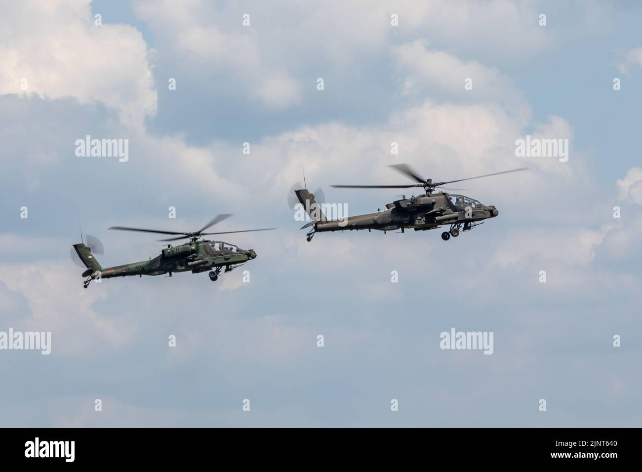 Un hélicoptère Apache AH-64E de l'armée américaine affecté au 1-229 Bataillon d'attaque, 16th Brigade de l'aviation de combat vole avec un hélicoptère Apache AH-64E affecté au 11th Escadron, TNI-AD (Armée indonésienne) lors d'une répétition d'un exercice d'incendie en direct d'armes combinées près de Baturaja, en Indonésie, le 11 août 2022 dans le cadre du Super Garuda Shield 22. Le bouclier Super Garuda, qui fait partie de l'opération Pathways et d'un exercice militaire bilatéral annuel de longue date mené entre l'armée américaine, les Forces armées nationales indonésiennes, s'est maintenant étendu à un exercice multinational englobant 14 nations. Cet exercice renforce les États-Unis Banque D'Images