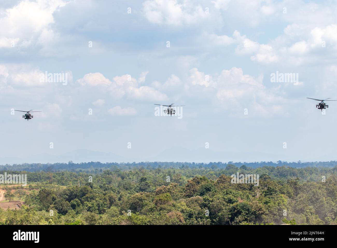 Un hélicoptère Apache AH-64E de l'armée américaine affecté au 1-229 Bataillon d'attaque, 16th Brigade de l'aviation de combat est flanqué de deux hélicoptères Apache AH-64E affectés au 11th Escadron, TNI-AD (Armée indonésienne) lors d'une répétition combinée d'un exercice d'incendie en direct d'armes près de Baturaja, en Indonésie, le 11 août, 2022 dans le cadre de Super Garuda Shield 22. Le bouclier Super Garuda, qui fait partie de l'opération Pathways et d'un exercice militaire bilatéral annuel de longue date mené entre l'armée américaine, les Forces armées nationales indonésiennes, s'est maintenant étendu à un exercice multinational englobant 14 nations. Cet exercice renforce le Banque D'Images