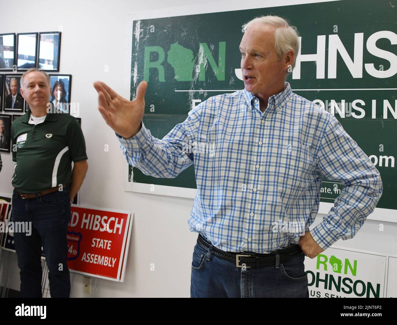 Mount Pleasant, Wisconsin, États-Unis. 13th août 2022. WISCONSIN SEN. RON JOHNSON (R-WIS) (chemise à carreaux) et le représentant du Wisconsin. ROBIN VOS (R-63rd), le Président de l'Assemblée d'État dans le maillot des Packers de Green Bay, alors QUE JOHNSON fait un arrêt de campagne au siège de l'OPA du comté de racine (Wisconsin) dans le village de Mount Pleasant Saturday 13 août 2022. VOS a été dans la nouvelle parce que cette semaine il a renvoyé l'ancien juge de la Cour suprême du Wisconsin Michael Gableman qu'il avait engagé pour enquêter sur les élections de 2020. Gableman et Trump ont soutenu l'adversaire de VOS lors de la primaire républicaine tenue cette semaine, que VOS narr Banque D'Images