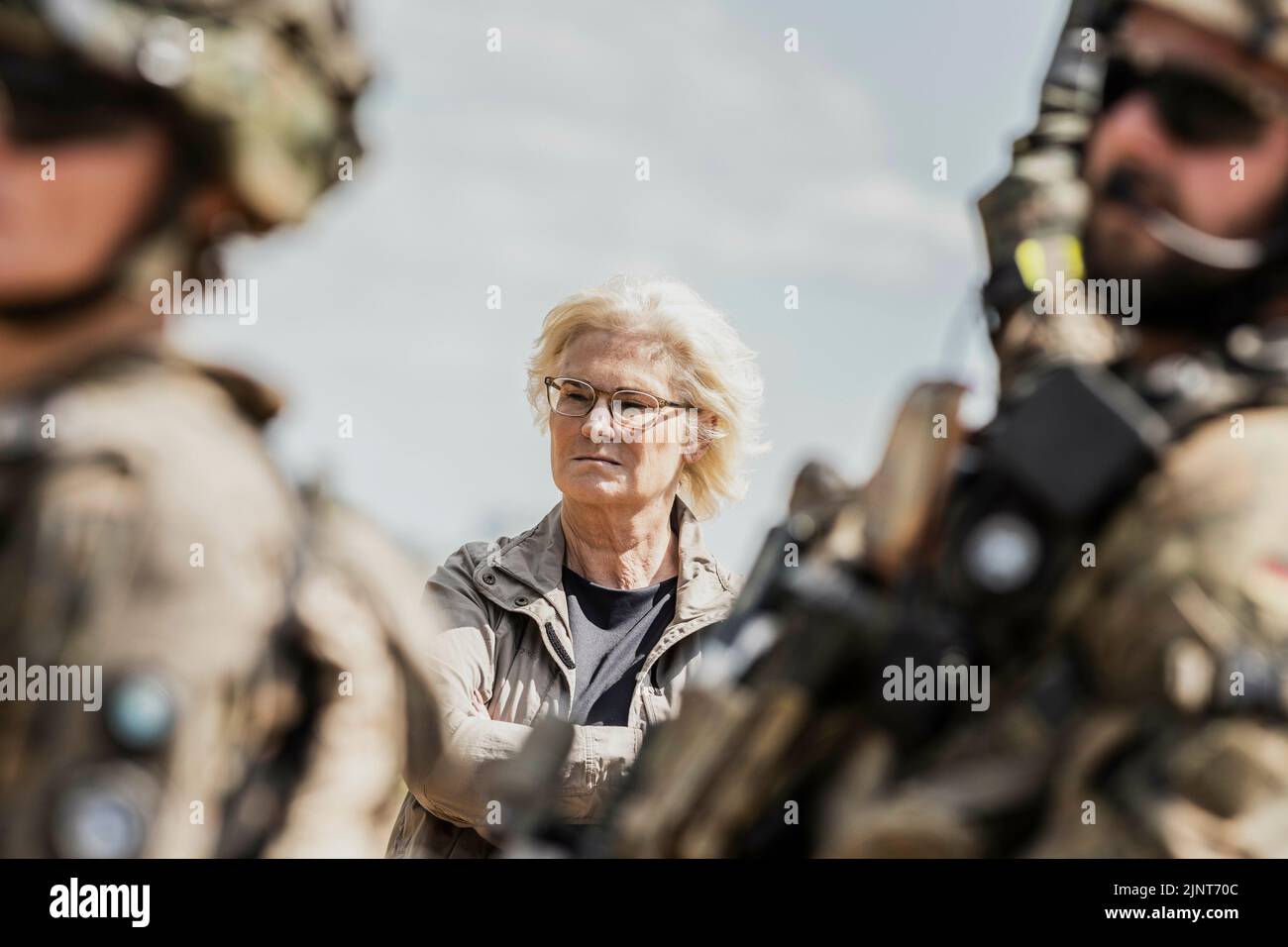 Mali. 11th juillet 2022. Christine Lambrecht (SPD), ministre fédérale de la Défense, photographiée dans le cadre d'un exercice du bataillon Jaeger 292 lors d'une visite au centre d'entraînement au combat de la Bundeswehr à Letzlingen, 11 juillet 2022. Des soldats du bataillon Jaeger se préparent pour le déploiement au Mali. Credit: dpa/Alay Live News Banque D'Images