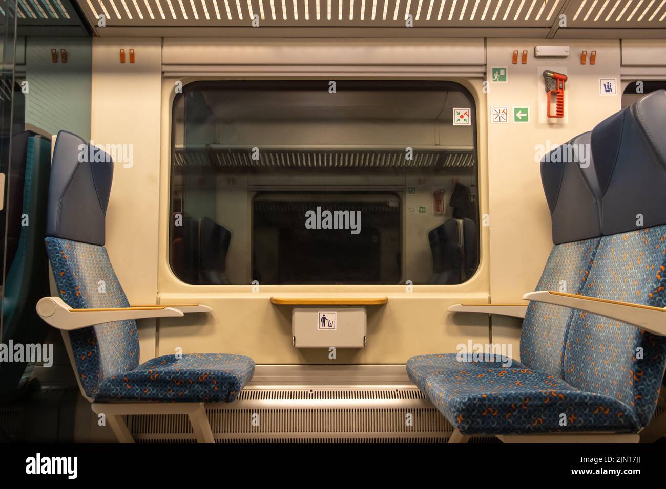 Un siège de fenêtre sur un train passant par un tunnel. Sièges vides dans le train de nuit Banque D'Images