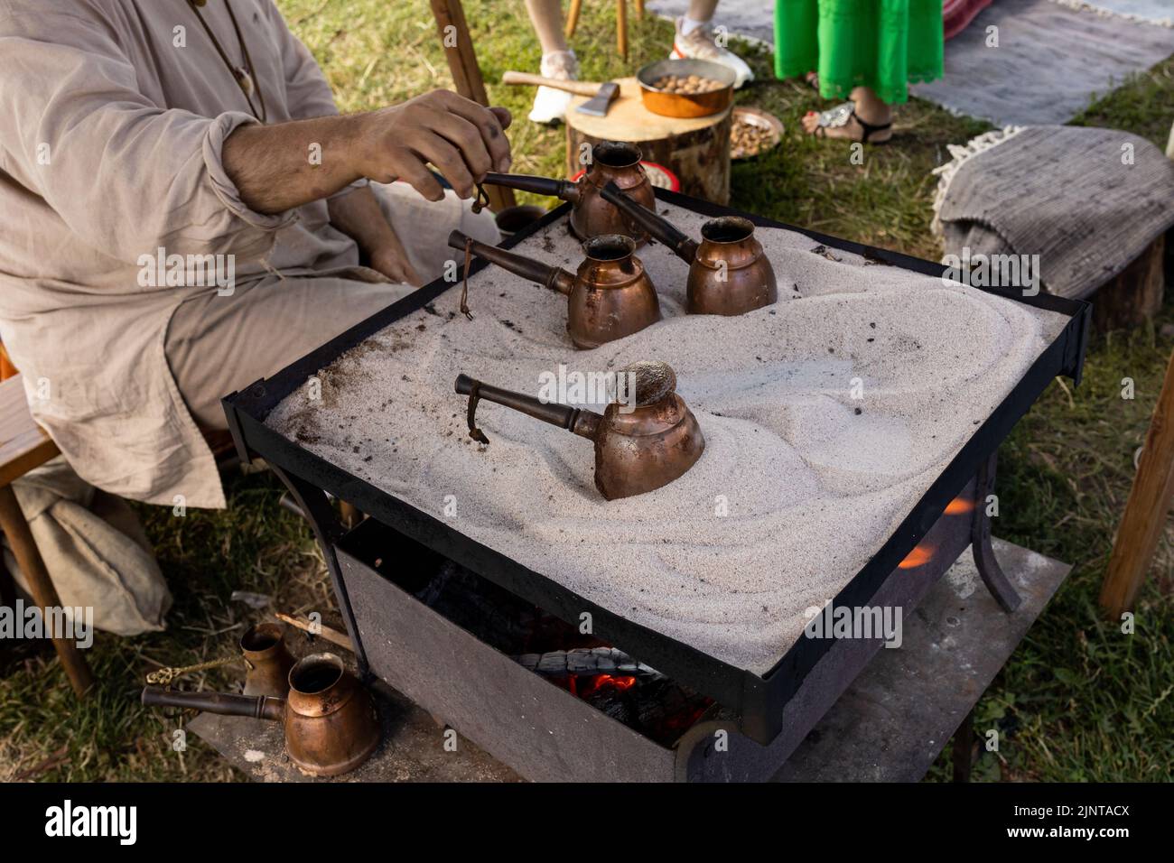 WOLIN, POLOGNE - 6 AOÛT 2022 : XXVII Festival des Slaves et Vikings, café préparé à l'aide d'une casserole remplie de sable Banque D'Images