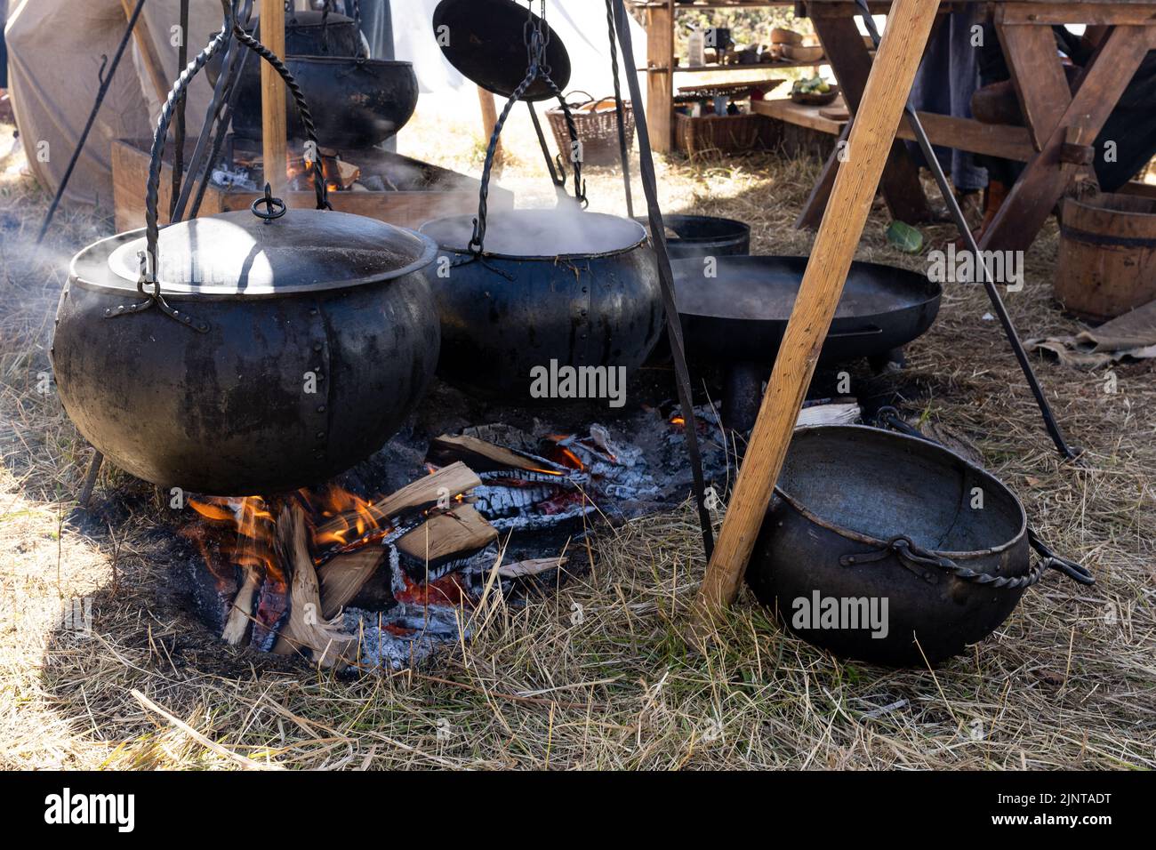 WOLIN, POLOGNE - 6 AOÛT 2022 : XXVII Festival des Slaves et des Vikings, repas cuit dans les chaudrons au feu Banque D'Images