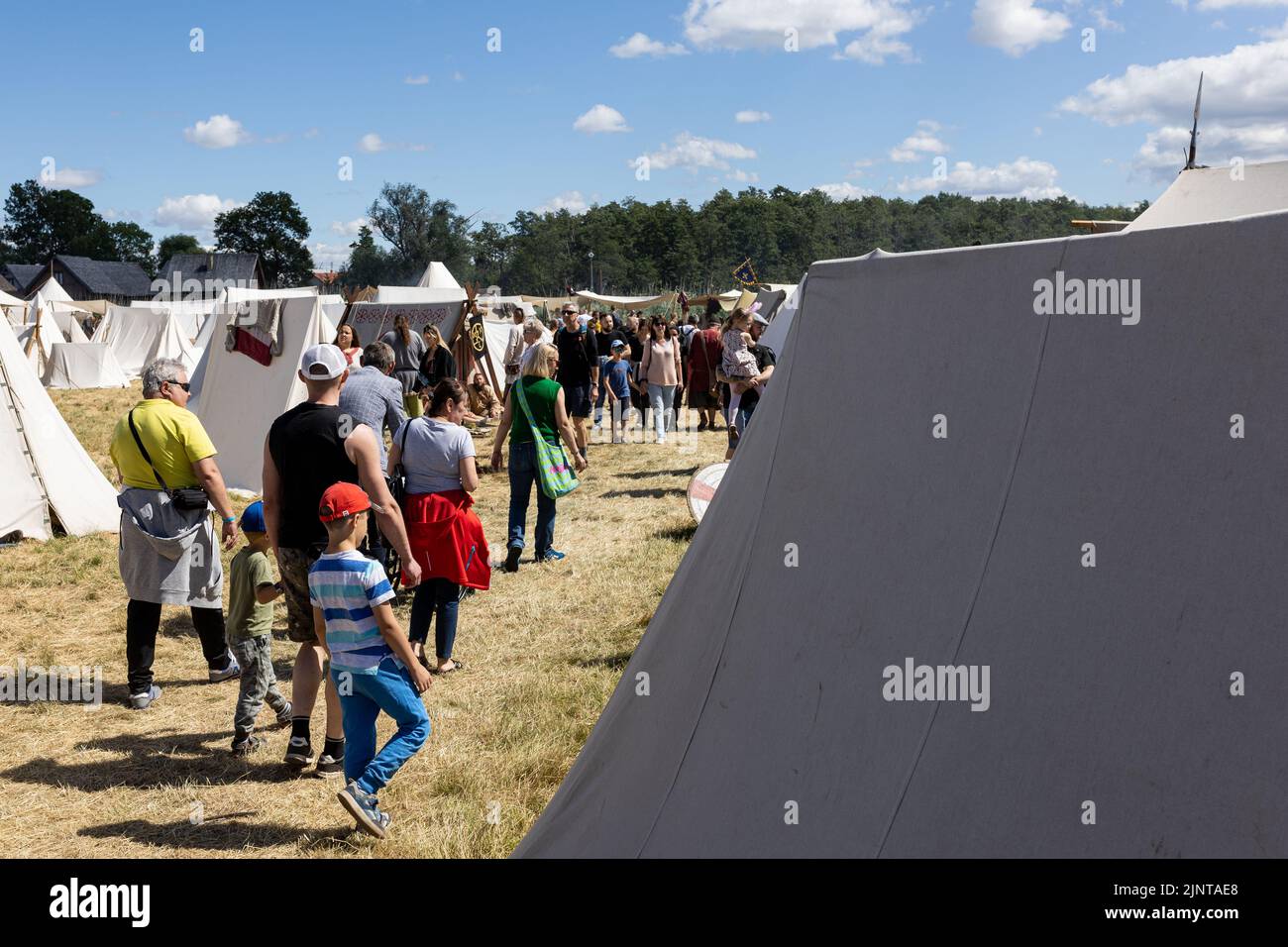 WOLIN, POLOGNE - 6 AOÛT 2022 : XXVII Festival des Slaves et des Vikings, tentes des acteurs et visiteurs du festival Banque D'Images