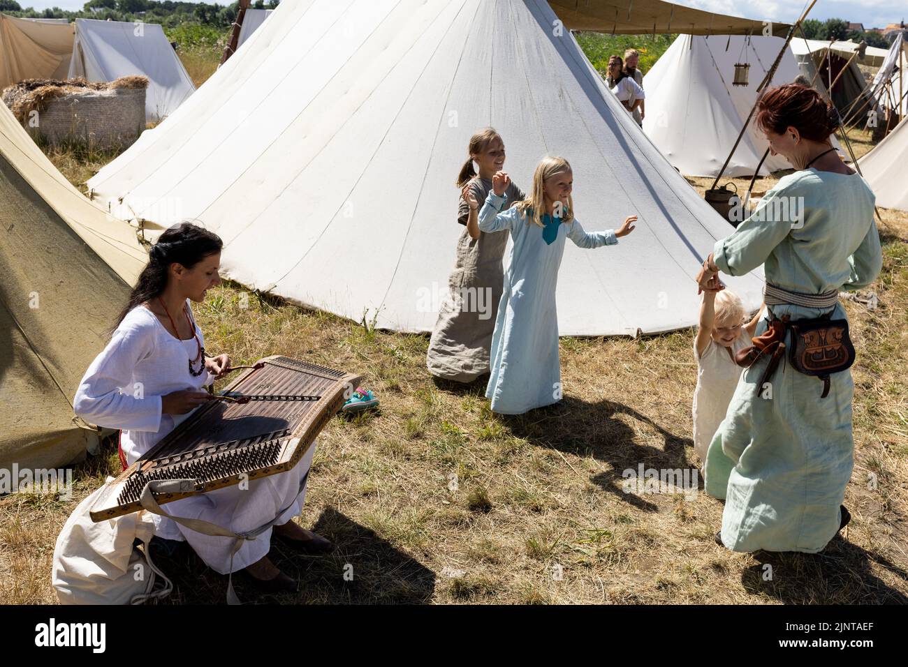 WOLIN, POLOGNE - 6 AOÛT 2022 : XXVII Festival des Slaves et des Vikings, des personnes dansant à la musique jouée par le réacteur sur la psalterie Banque D'Images