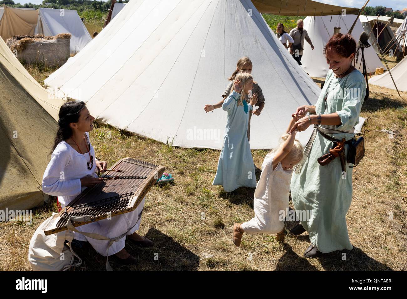 WOLIN, POLOGNE - 6 AOÛT 2022 : XXVII Festival des Slaves et des Vikings, femme réacteur jouant une psalterie pendant le festival Banque D'Images