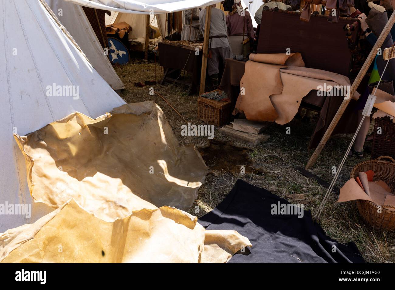 WOLIN, POLOGNE - 6 AOÛT 2022 : XXVII Festival des Slaves et Vikings, un stand avec des cuirs d'animaux Banque D'Images