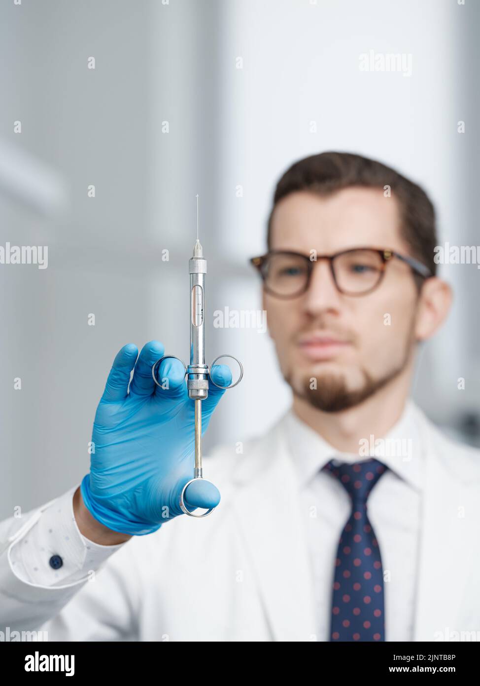 Gros plan de la seringue dans les mains d'un médecin Banque D'Images