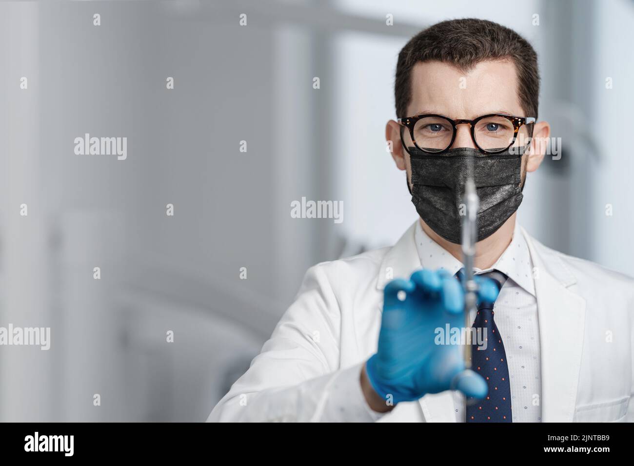 Gros plan d'un médecin portant une seringue à cartouche Banque D'Images