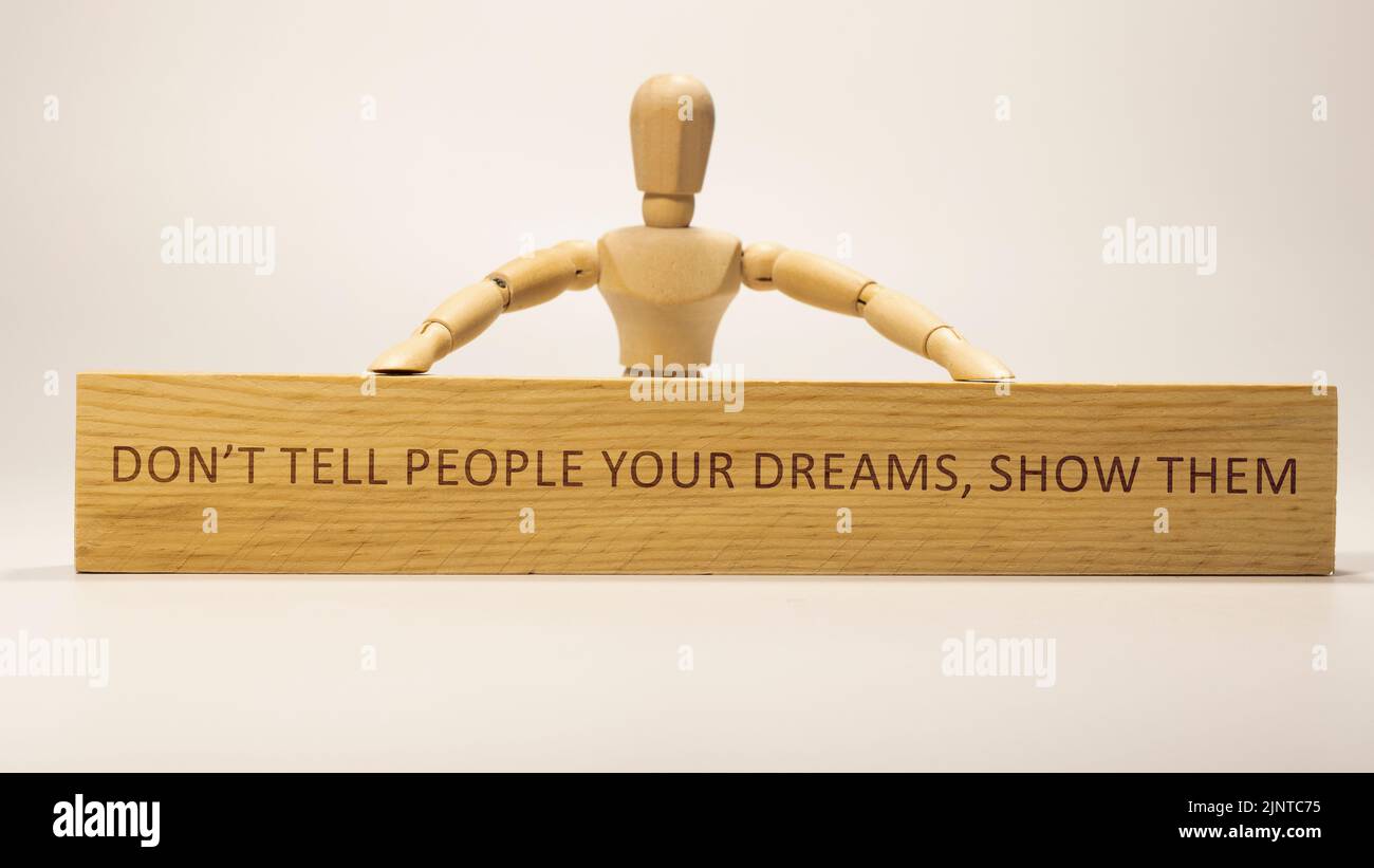 Le mot ne dites pas aux gens vos rêves, montrez-les a été écrit sur la surface en bois.slogans et la pensée positive Banque D'Images