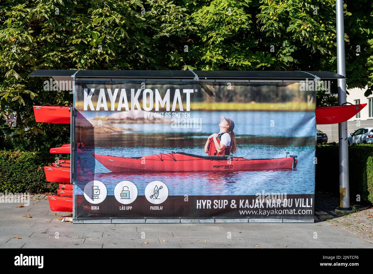 Location de kayak sans pilote sur le front de mer de Saltangen à Norrkoping. Norrkoping est une ville industrielle historique bâclée le long de la rivière Motala. Banque D'Images
