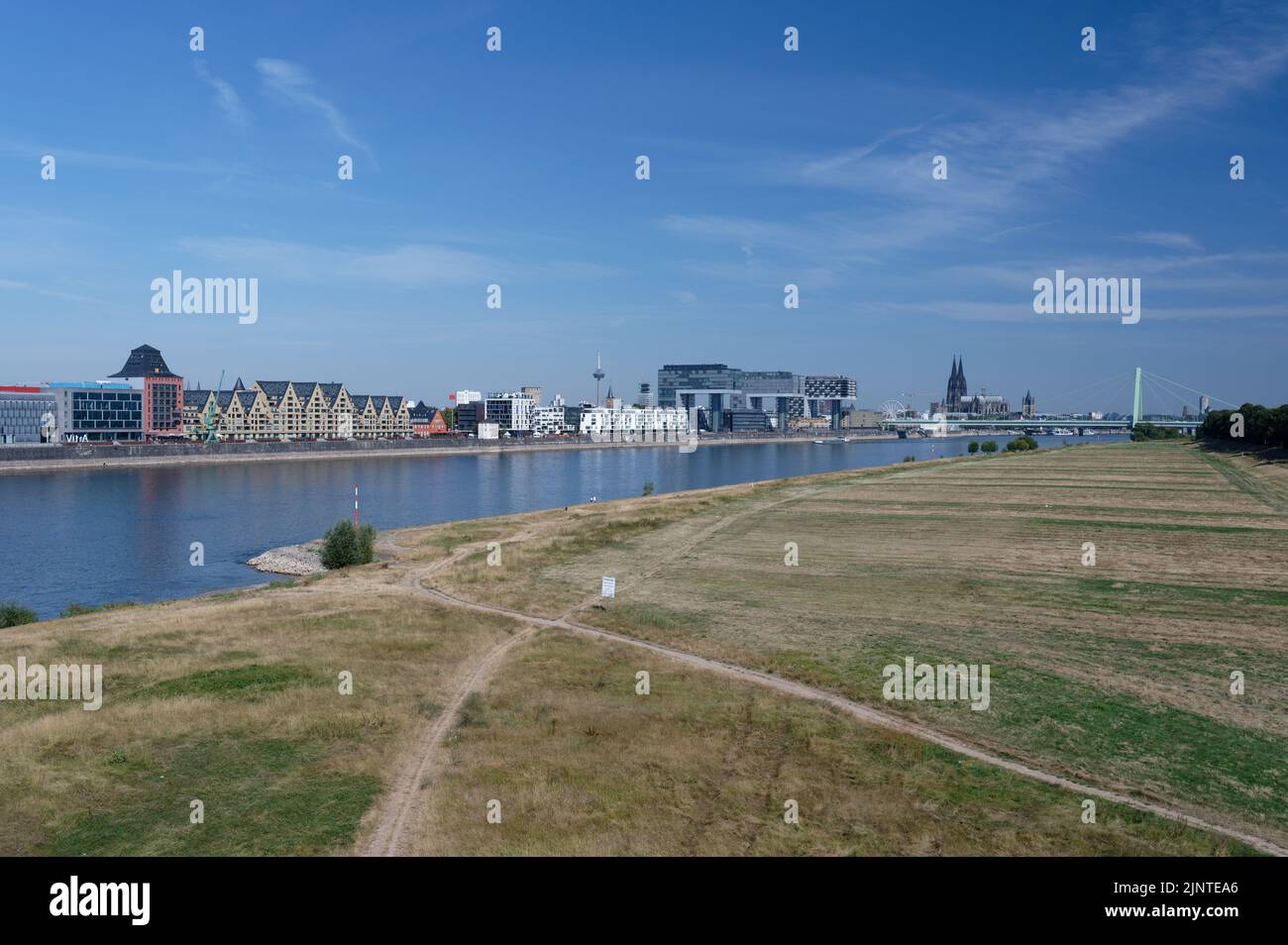 Cologne, Allemagne, 10 août 2022: Panorama du rhin depuis le stapelhaeuser au-dessus du kranhaeuser jusqu'à la cathédrale de cologne pendant la période de sécheresse en su Banque D'Images
