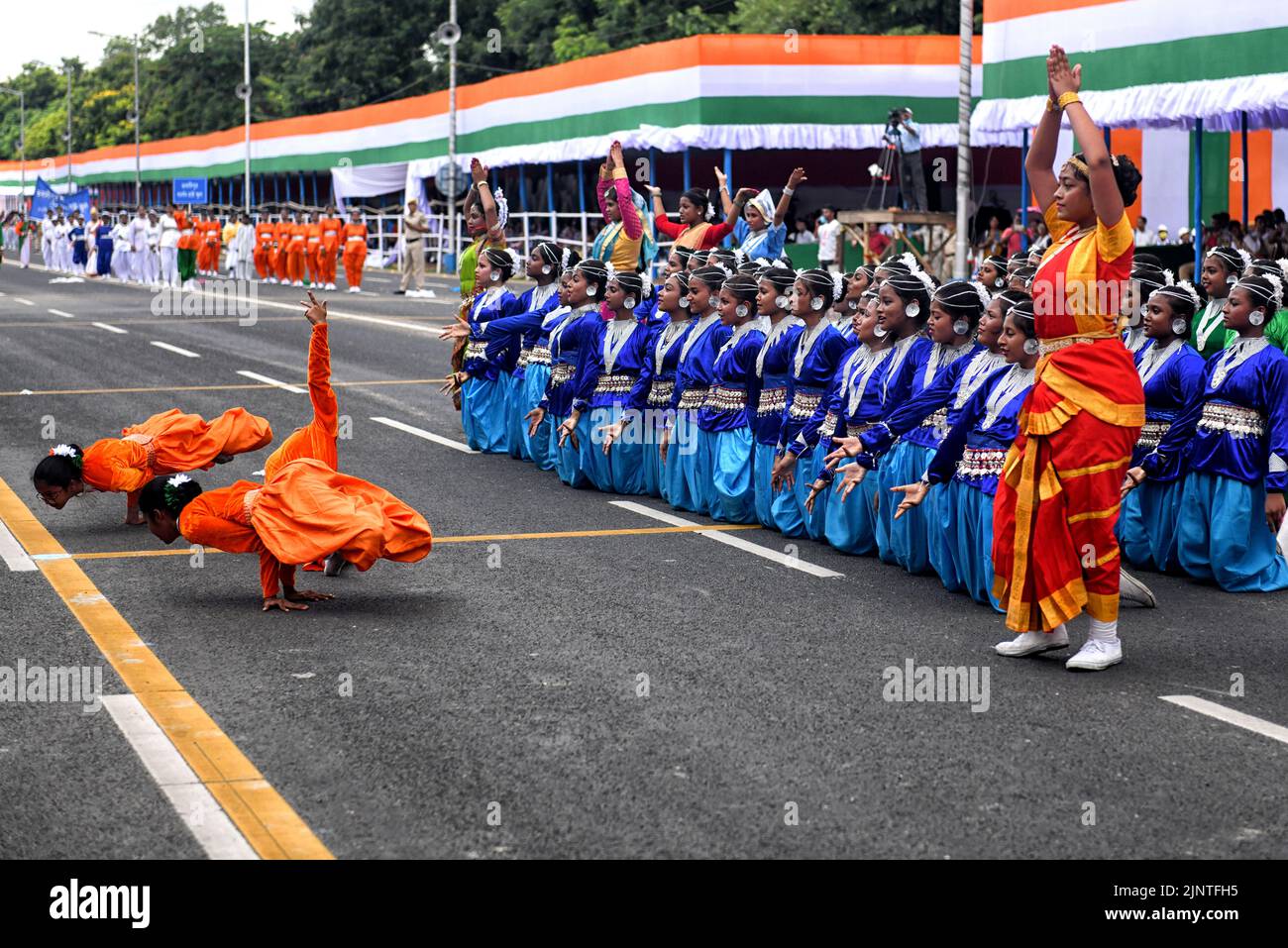 Kolkata, Inde. 13th août 2022. Les élèves de l'école ont vu s'entraîner pendant le jour de l'indépendance finale de la tenue vestimentaire. L'Inde se prépare à célébrer le jour de l'indépendance de 75th le 15th août 2022 dans le cadre de la célébration Azadi Ka Amrit MahotSAV. (Photo par Avishek Das/SOPA Images/Sipa USA) crédit: SIPA USA/Alay Live News Banque D'Images