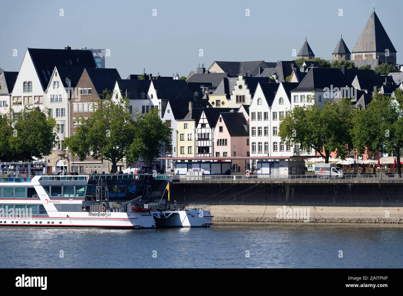 Cologne, Allemagne 09 août 2022: Vue de la vieille ville de cologne pendant la période de chaleur avec un niveau d'eau bas 2022 Banque D'Images