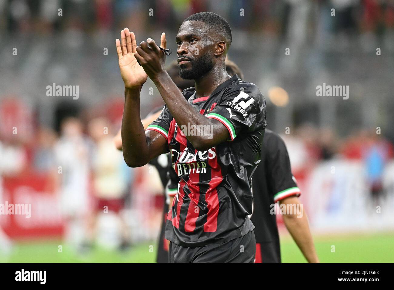 Stade San Siro, Milan, Italie, 13 août 2022, Tomori accueille les supporters de Milan lors de l'AC Milan contre Udinese Calcio - football italien série A match Banque D'Images