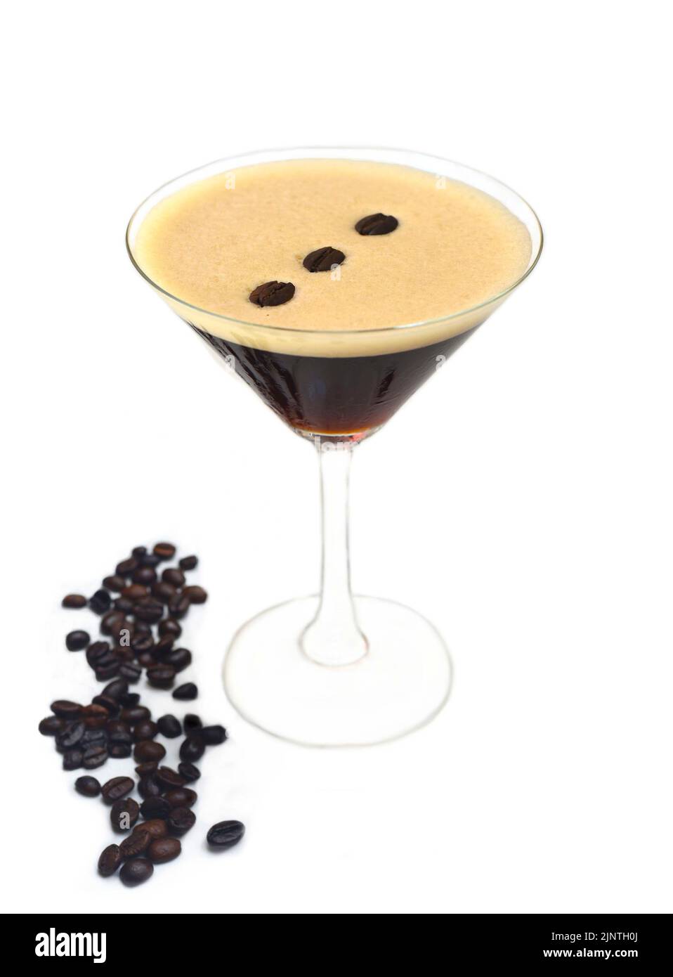 Espresso martini avec grains de café sur fond blanc Banque D'Images