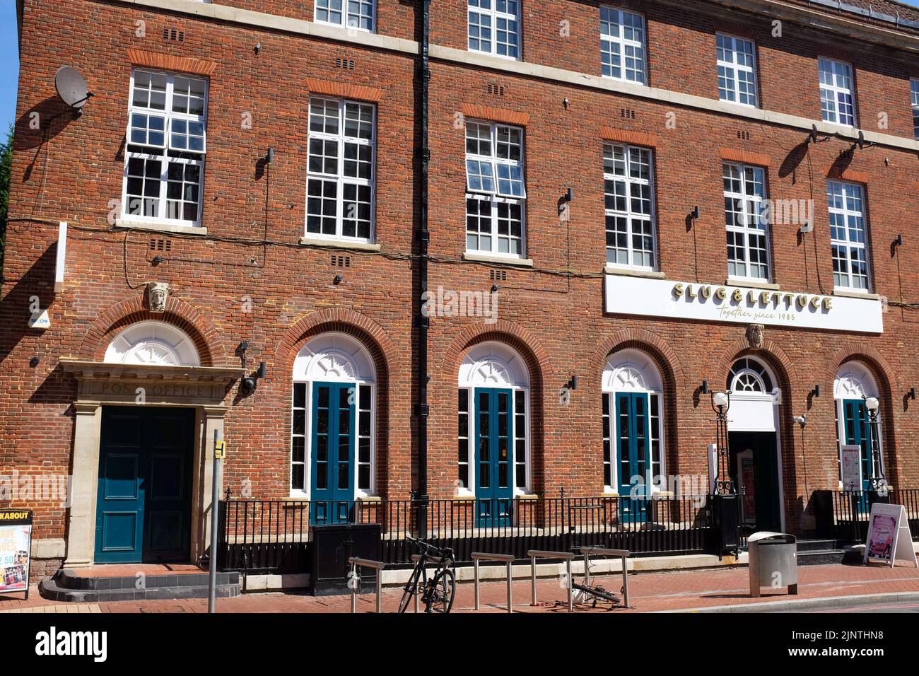 Un bar à lisces et à laitue, converti d'un ancien bâtiment de la poste de Reading, Berkshire, Angleterre. Banque D'Images