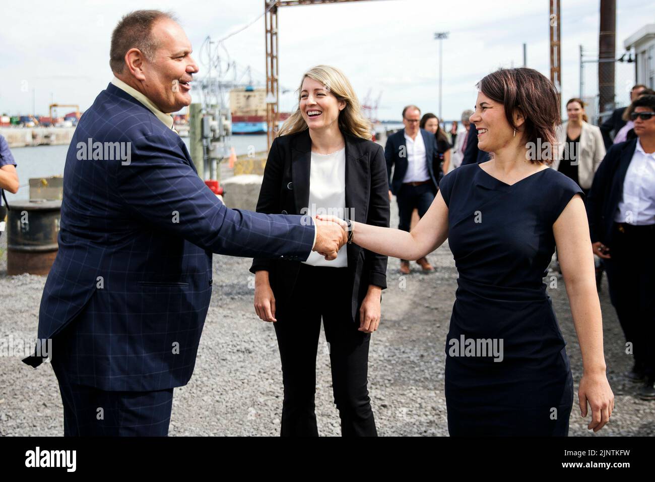 (RL) Annalena Baerbock, secrétaire d'État, et Melanie Joly, secrétaire d'État aux Affaires étrangères du Canada, photographiées lors d'une visite conjointe du terminal des grains du port de Montréal, dirigée par Daniel Dagenais, vice-président de la Compagnie des ports. Montréal, le 08/03/2022. Banque D'Images