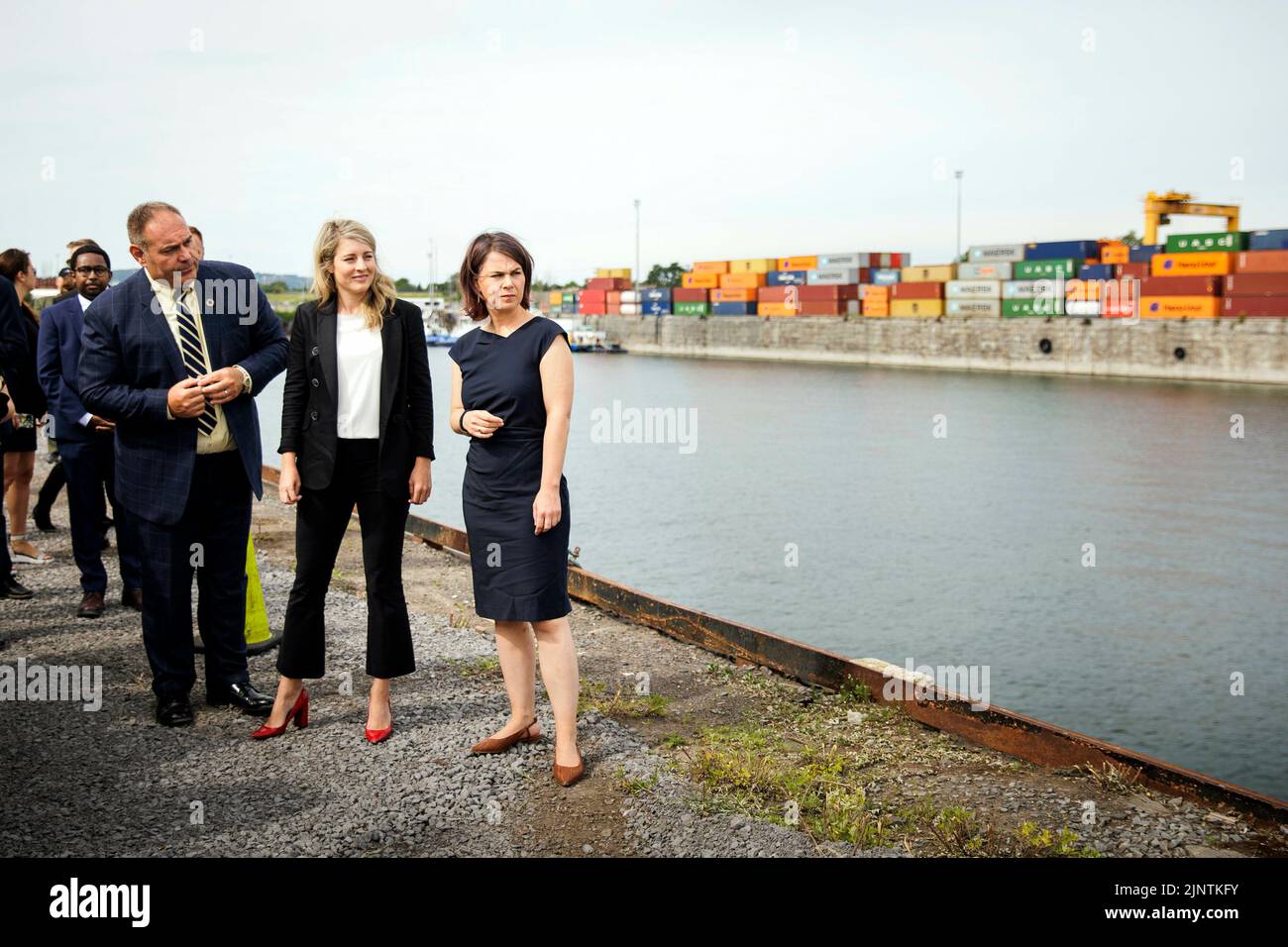 (RL) Annalena Baerbock, secrétaire d'État, et Melanie Joly, secrétaire d'État aux Affaires étrangères du Canada, photographiées lors d'une visite conjointe du terminal des grains du port de Montréal, dirigée par Daniel Dagenais, vice-président de la Compagnie des ports. Montréal, le 08/03/2022. Banque D'Images