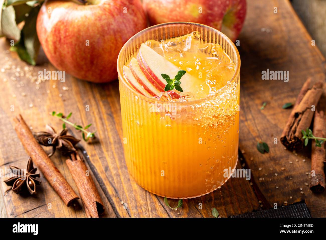margarita au cidre de pomme avec tranches de pomme et thym frais Banque D'Images