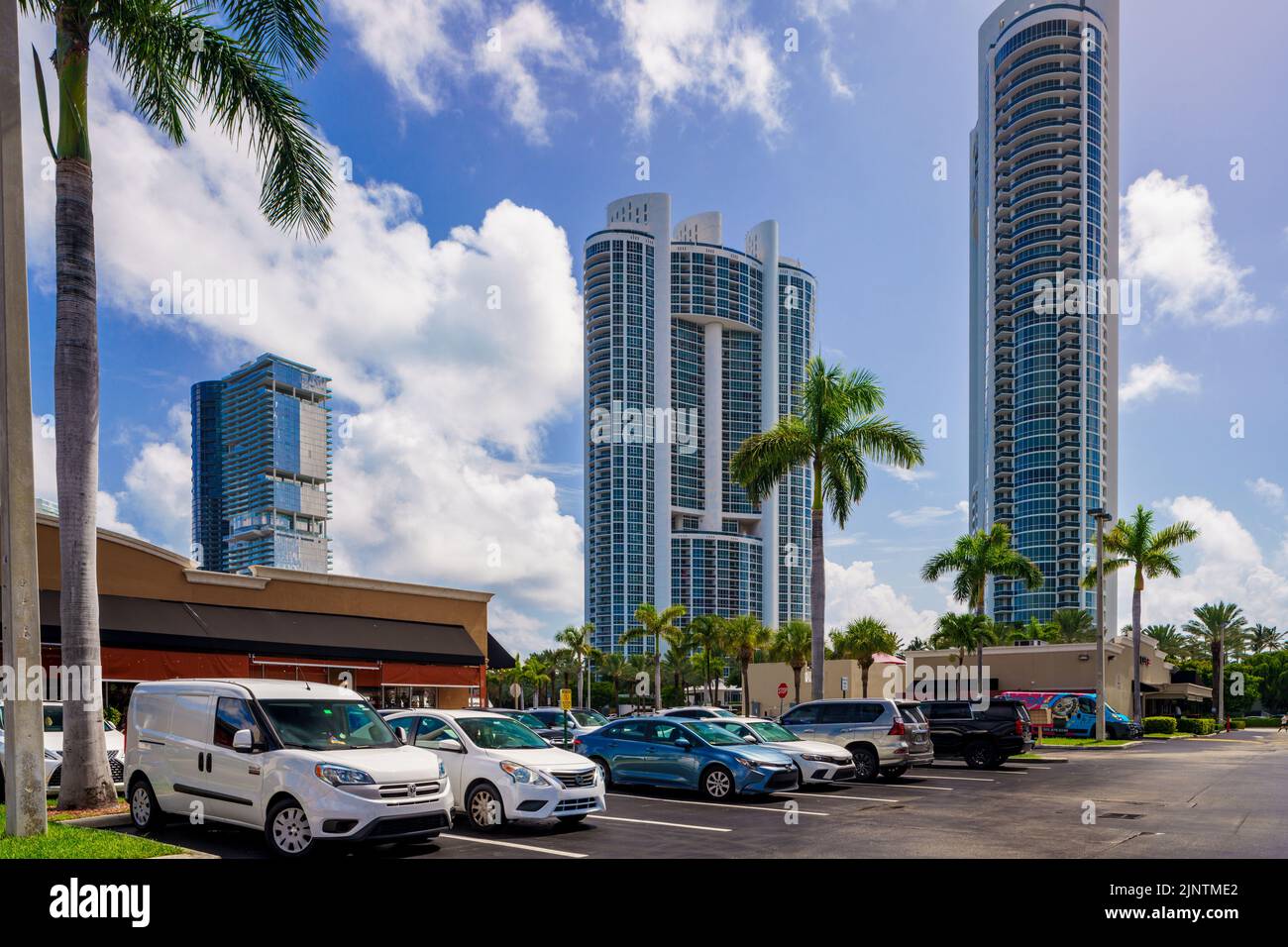 Sunny Isles Beach, FL, Etats-Unis - 1 août 2022: Trump Towers and RK Shopping Centre Sunny Isles Beach FL Banque D'Images