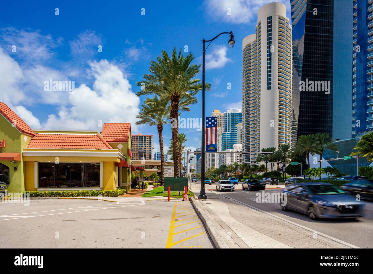 Sunny Isles Beach, FL, Etats-Unis - 1 août 2022: Vue nord sur Collins Avenue depuis RK Center Shopping plaza Banque D'Images