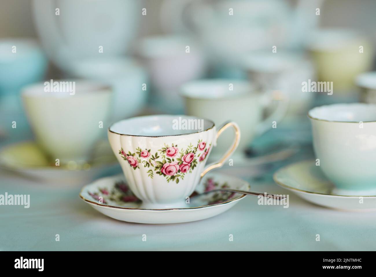 Les événements de classe appellent des paramètres de classe. Gros plan de tasses à thé disposées sur une table à l'intérieur d'une fête à thé. Banque D'Images