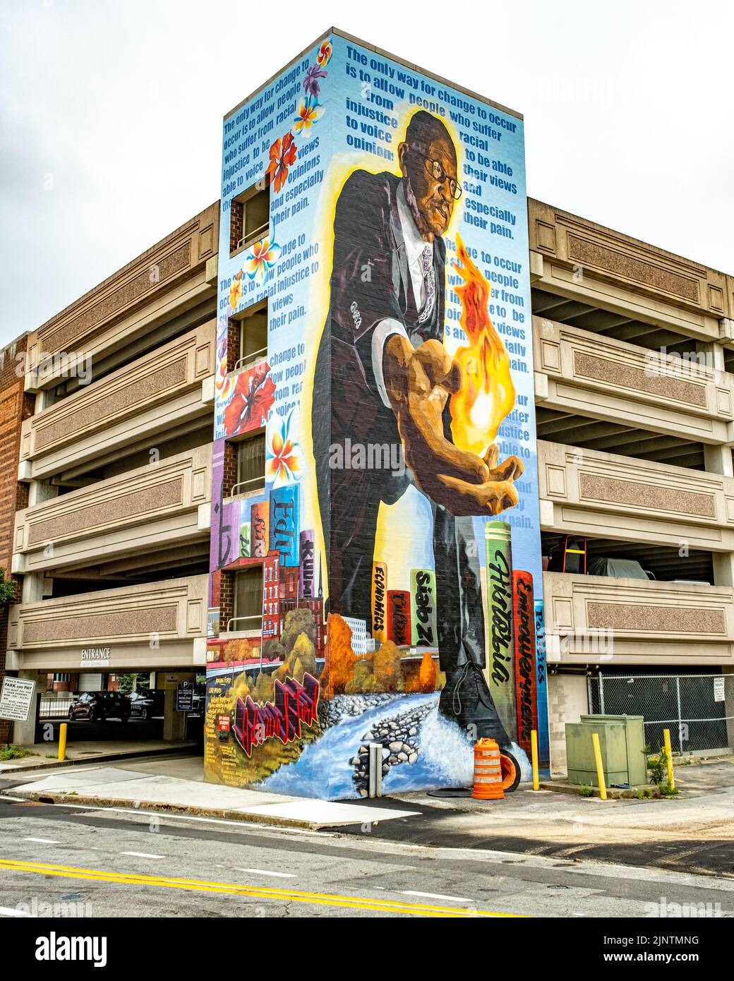 Bâtiments dans le centre-ville de Fitchburg, Massachusetts - une grande murale peinte sur un garage de stationnement Banque D'Images