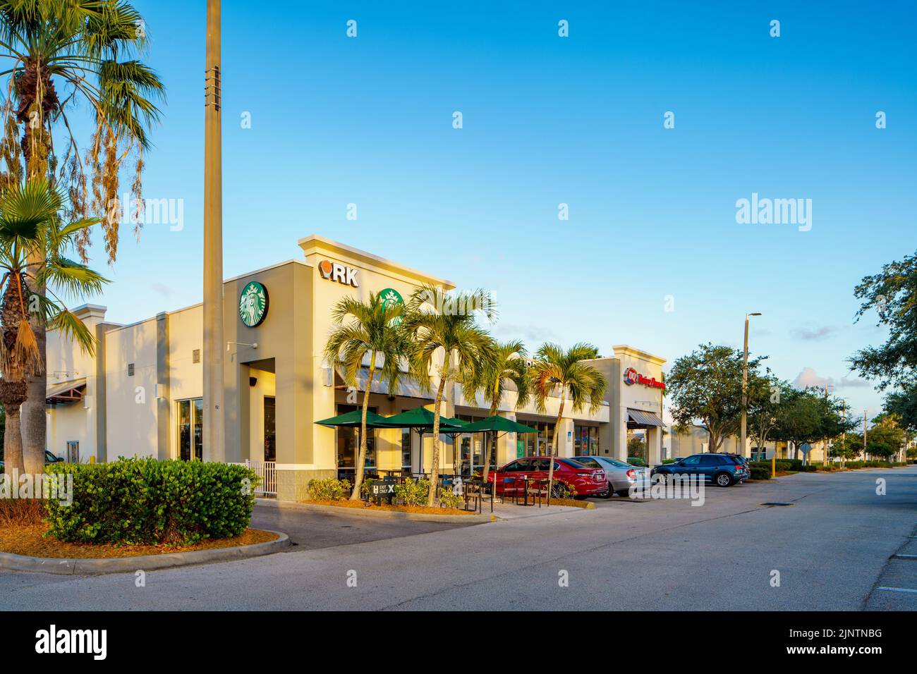 Stuart, Floride, États-Unis - 6 août 2022 : Starbucks au centre RK Pineapple Commons Stuart FL Banque D'Images