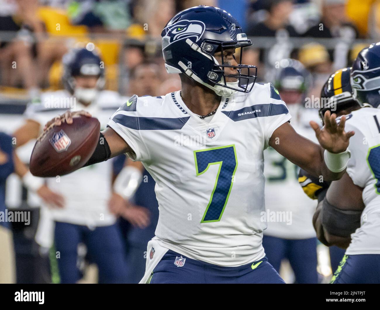 Pittsburgh, États-Unis. 13th août 2022. Le quarterback des Seahawks de Seattle Geno Smith (7) commence le match de pré-saison contre les Steelers de Pittsburgh samedi, 13 août 2022 au stade d'acrisure à Pittsburgh photo par Archie Carpenter/UPI crédit: UPI/Alay Live News Banque D'Images