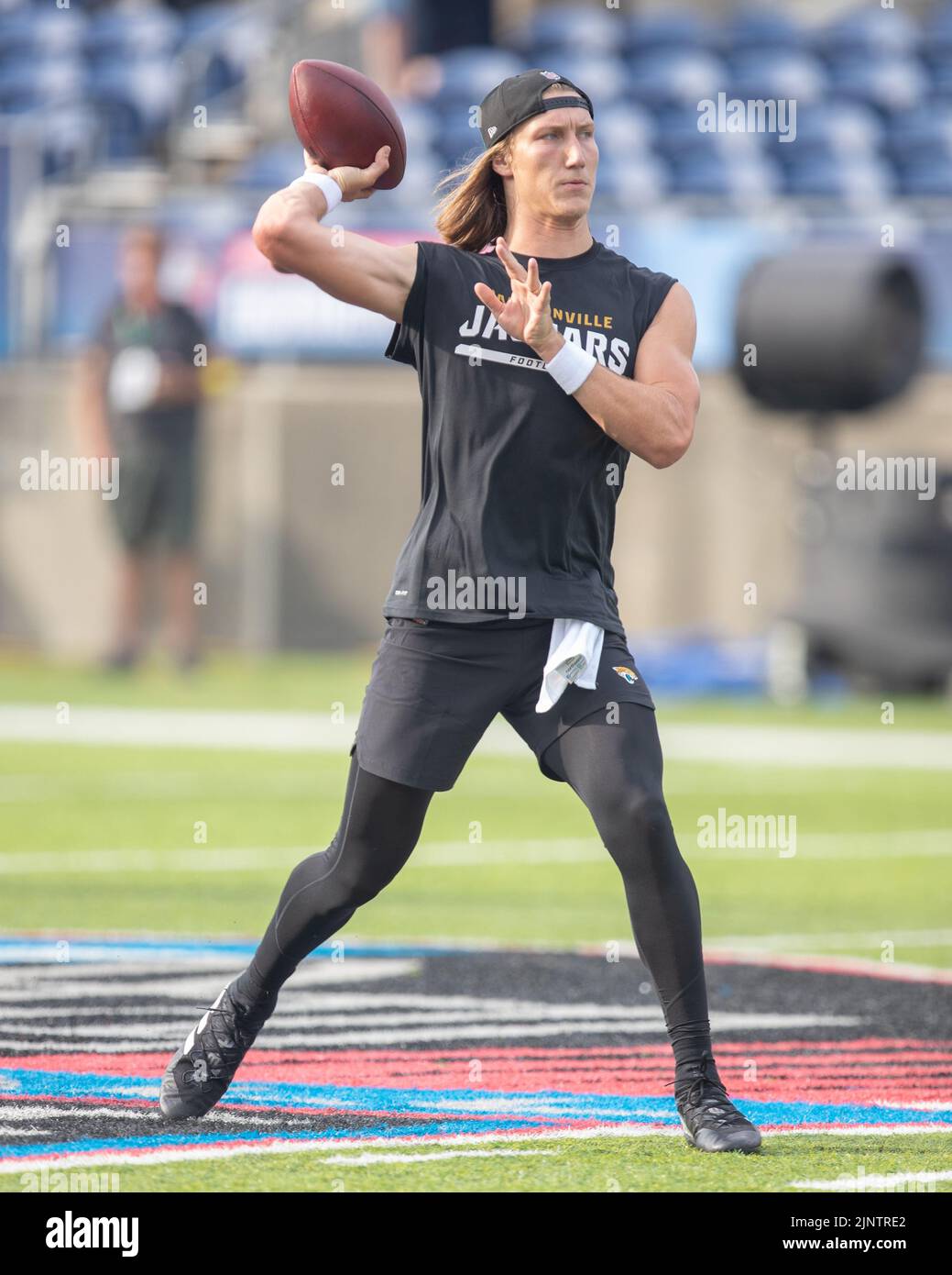Le quarterback des Jaguars de Jacksonville Trevor Lawrence (16 ans) lance des répétitions d'échauffement avant le match du Pro Football Hall of Fame entre les Jaguars de Jacksonville vs Las Vegas Raiders au Tom Benson Stadium à Canton, OHIO, le 4 août 2022. Les Raiders battent les Jaguars 27-11. (Max Siker / image du sport) Banque D'Images