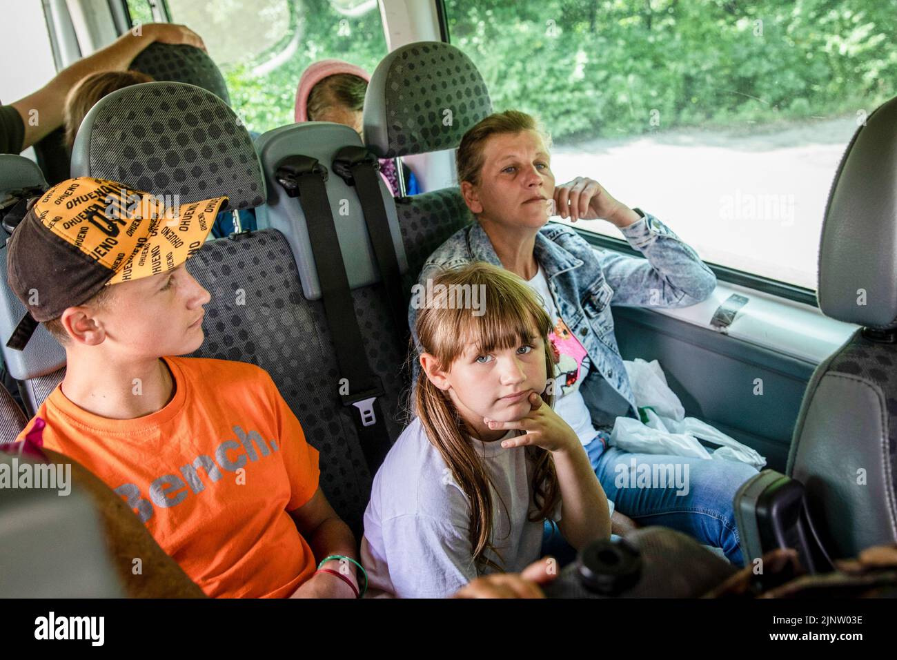Mère Nadezhda (L3 ans, 37 ans) avec deux de ses enfants Zhenya (L1 ans, 14 ans) et Tanya (L2 ans, 7 ans) et son mari Vitalya (38 ans) évacuent de la ville de Kurdiumivka à Kramatorsk, Donbas, où ils seront ensuite transférés à Dnipro. Le temps est compté, et les volontaires non seulement d'Ukraine mais du monde entier se battent avec le temps pour évacuer les personnes qui sont prêtes à partir du front est, car leurs maisons ont été détruites dans le cadre des combats intensifiés dans la partie est de l'Ukraine, Des millions de familles ukrainiennes sont aujourd’hui évacuées de près Banque D'Images
