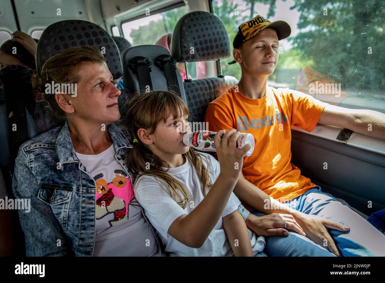 Nadezhda (L1 ans, 37 ans) avec deux de ses enfants Zhenya (L2 ans, 14 ans) et Tanya (L3 ans, 7 ans) et son mari Vitalya (38 ans) évacuent de la ville de Kurdiumivka à Kramatorsk, Donbas, où ils seront ensuite transférés à Dnipro. Le temps est compté, et les volontaires non seulement d'Ukraine mais du monde entier se battent avec le temps pour évacuer les personnes qui sont prêtes à partir du front est, car leurs maisons ont été détruites dans le cadre des combats intensifiés dans la partie est de l'Ukraine, Des millions de familles ukrainiennes sont aujourd’hui évacuées du plus proche et du plus proche Banque D'Images
