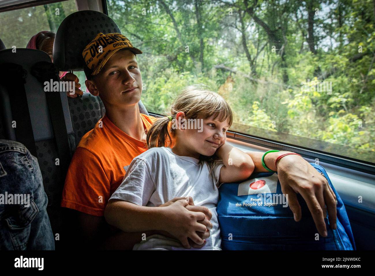 Tanya (L2 ans, 7 ans) regarde par la fenêtre du véhicule d'évacuation pendant qu'elle s'évacue avec sa mère Nadezhda (37 ans), son père Vitalya (38 ans) et son frère Zhenya (L1 ans, 14 ans) de la ville de Kurdiumivka à Kramatorsk, Donbas, Où ils seront ensuite transférés à Dnipro. Le temps est compté, Et les volontaires non seulement d'Ukraine mais du monde entier se battent avec le temps pour évacuer les personnes qui sont prêtes à partir du front de l'est, comme leurs maisons ont été détruites dans le cadre des combats intensifiés dans la partie orientale de l'Ukraine, des millions de familles ukrainiennes ont maintenant été e Banque D'Images