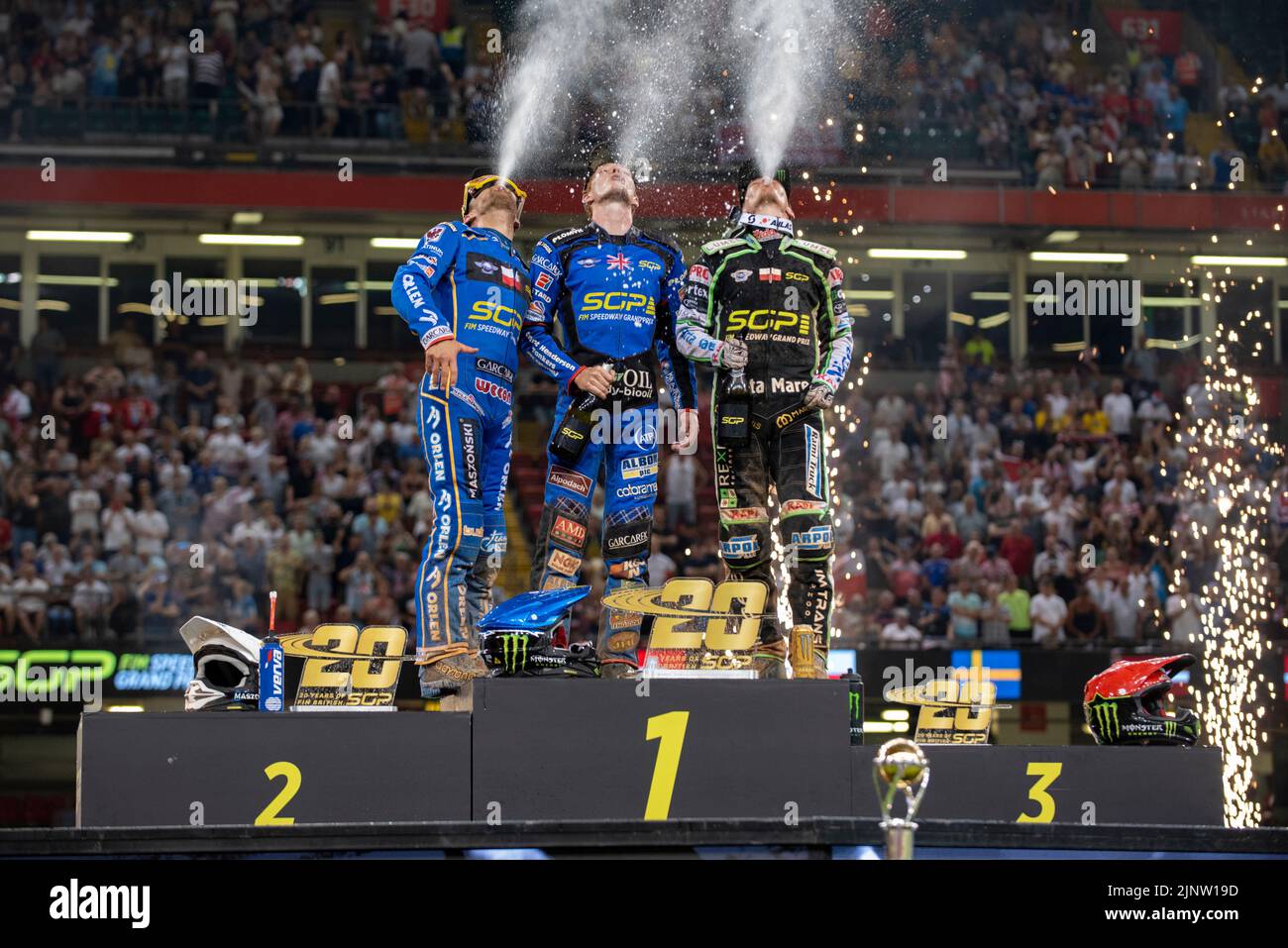 DaN Bewley, du Royaume-Uni, Bartosz Zmarzlik, de Pologne, et Patryk Dudek, de Pologne, célèbrent sur le podium lors du Grand Prix de Grande-Bretagne du circuit FIM au stade de la Principauté de Cardiff, au pays de Galles, au Royaume-Uni sur 13 août 2022 (photo d'Andrew SURMA/ SIPA USA). Banque D'Images