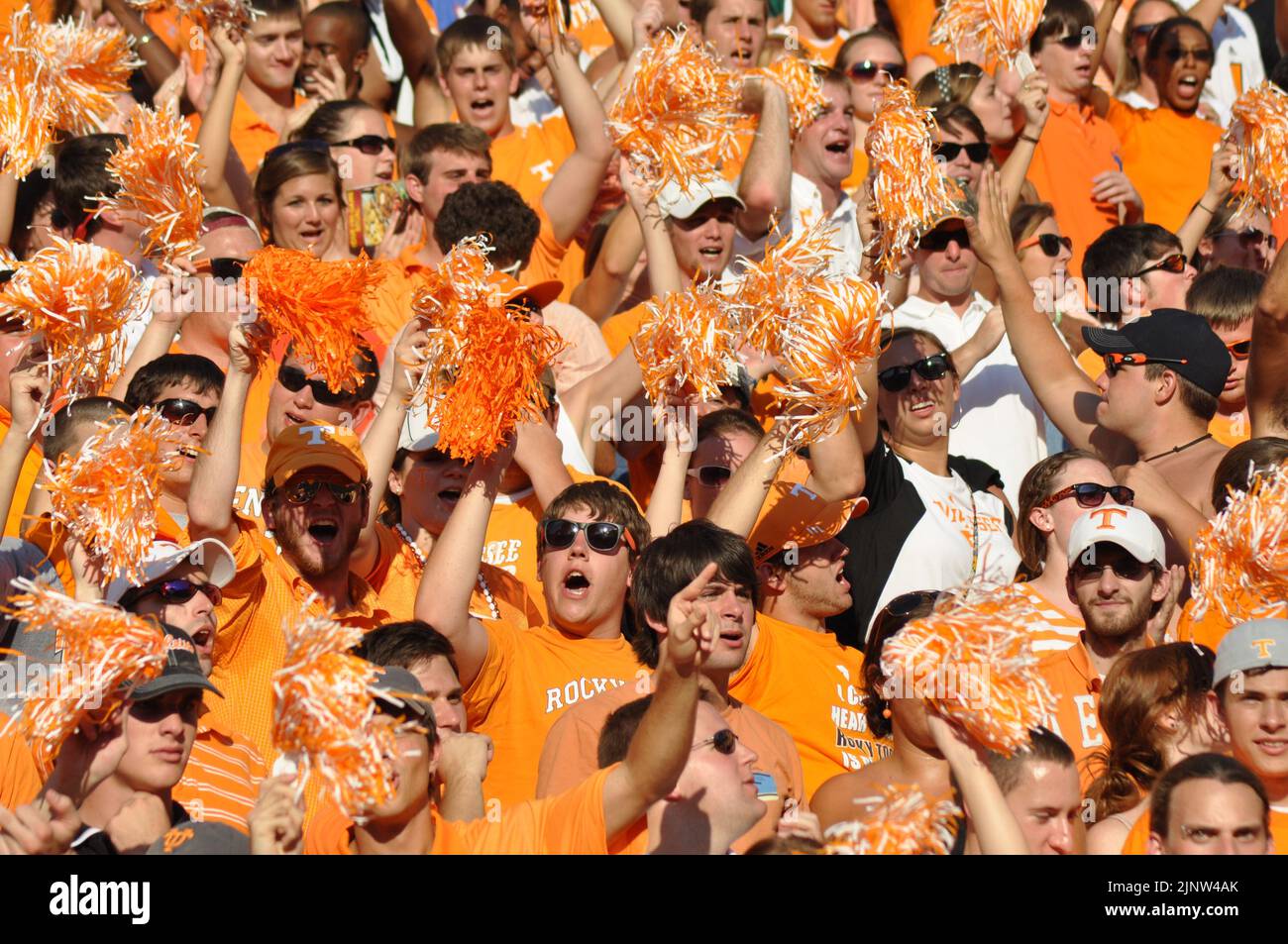 Les fans de l'Université du Tennessee applaudissent leurs bénévoles lors d'une chaude journée d'automne à Knoxville. Banque D'Images