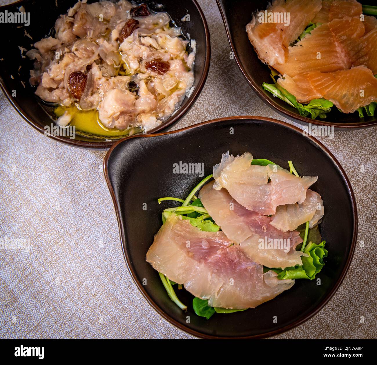 Hors-d'œuvre de poisson cru : sarde en saor, omble de lac frais et saumon frais - plat typiquement vénitien Banque D'Images